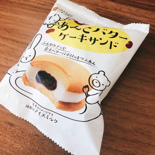 「ローソン Uchi Cafe’ SWEETS あんこバターケーキサンド」のクチコミ画像 by ぴーせるさん
