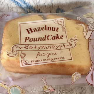 「ファミリーマート FAMIMA CAFE＆SWEETS ヘーゼルナッツのパウンドケーキ」のクチコミ画像 by まえ子んさん