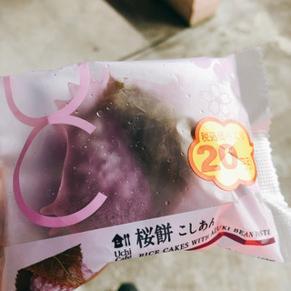 「ローソン 桜餅 こしあん」のクチコミ画像 by ぴーせるさん