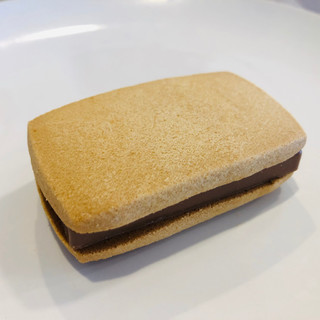 「カルディ チョコレートサンドクッキー 塩キャラメル 袋1個」のクチコミ画像 by Memoさん