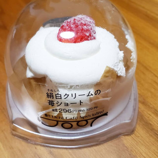 「ローソン Uchi Cafe’ SWEETS Specialite 絹白クリームの苺ショート」のクチコミ画像 by micorazonさん