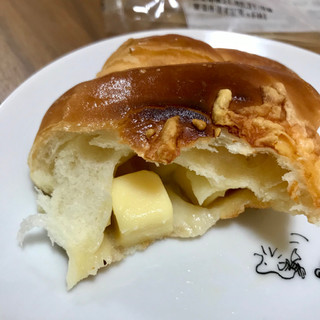 「ファミリーマート ファミマ・ベーカリー 塩バターチーズ」のクチコミ画像 by シロゴマさん