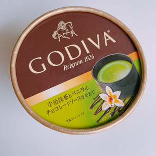 「ゴディバ カップアイス 宇治抹茶とバニラにチョコレートソースを添えて カップ90ml」のクチコミ画像 by ぺりちゃんさん