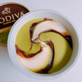 「ゴディバ カップアイス 宇治抹茶とバニラにチョコレートソースを添えて カップ90ml」のクチコミ画像 by ぺりちゃんさん