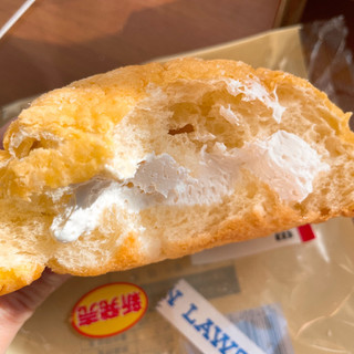 「ローソン ザクザククッキーホイップメロンパン」のクチコミ画像 by ぺりちゃんさん