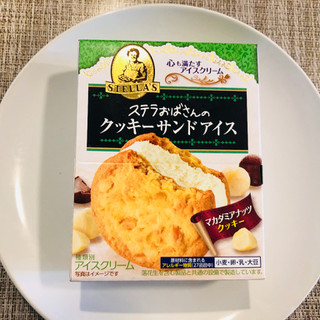 「森永製菓 ステラおばさんのクッキーサンドアイス マカダミアナッツ 箱1個」のクチコミ画像 by Memoさん