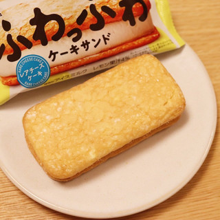 「森永製菓 ふわふわケーキサンド レアチーズケーキ」のクチコミ画像 by Yulikaさん