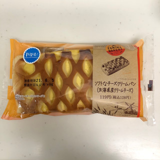 「ファミリーマート ファミマ・ベーカリー ソフトなチーズクリームパン 北海道産クリームチーズ」のクチコミ画像 by だるかれーさん