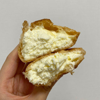 「ローソン Uchi Cafe’ TOLOKEMASHU とろけるシュークリーム ミルク＆ホイップ」のクチコミ画像 by apricotさん
