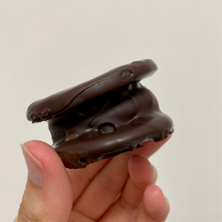 「ローソン Uchi Cafe’ チョコクッキーサンド」のクチコミ画像 by apricotさん