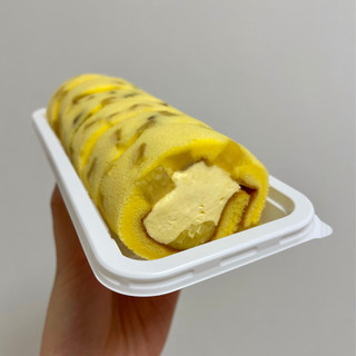 「ローソン Uchi Cafe’ おいもさんのもち食感ロール なると金時芋餡使用」のクチコミ画像 by apricotさん
