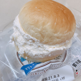 「ヤマザキ マリトッツォ チーズクリーム 袋1個」のクチコミ画像 by ぺりちゃんさん