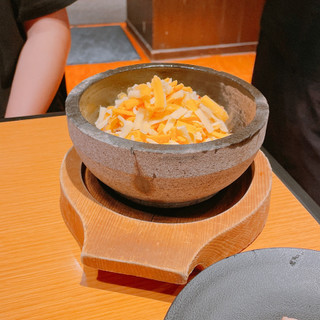 「焼肉きんぐ チーズかけ放題 石焼チーズヤンニョムチキン」のクチコミ画像 by ぺりちゃんさん