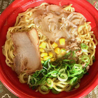 「ファミリーマート 北海道仕込みの厳選味噌濃厚味噌ラーメン」のクチコミ画像 by めりけんさん