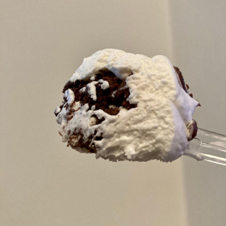 「ローソン Uchi Cafe’ おぼれクリームのチョコブラウニー」のクチコミ画像 by AuVieuxさん