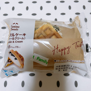 「ファミリーマート ワッフルケーキ クッキー＆クリーム」のクチコミ画像 by ぺりちゃんさん