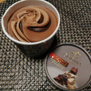 「ゴディバ カップアイス タンザニアダーク＆ミルクチョコレート カップ100ml」のクチコミ画像 by 道民はっしーはっぴーさん