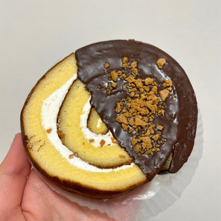 「ヤマザキ チョコとアーモンドクランチのロールケーキ 1個」のクチコミ画像 by apricotさん