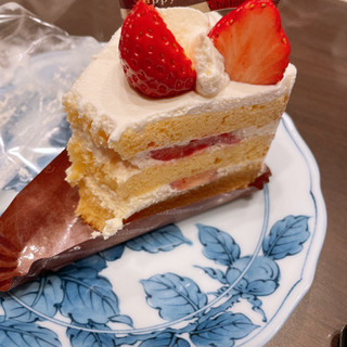 「シャトレーゼ とちおとめ種苺のプレミアム純生クリームショートケーキ」のクチコミ画像 by ぺりちゃんさん