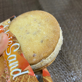「シャトレーゼ バター香るクッキーサンドアイス 塩キャラメル 袋52ml」のクチコミ画像 by ちいぼうさん