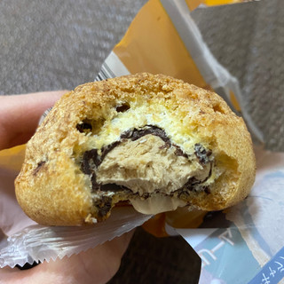 「シャトレーゼ デザートクッキーシューアイス ローストバターキャラメル 袋1個」のクチコミ画像 by ちいぼうさん