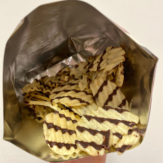 「カルビー ポテトチップス贅沢ショコラ バニラ味 袋50g」のクチコミ画像 by apricotさん