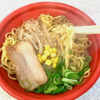 「ファミリーマート ファミマル 北海道仕込みの厳選味噌 濃厚味噌ラーメン」のクチコミ画像 by めりけんさん