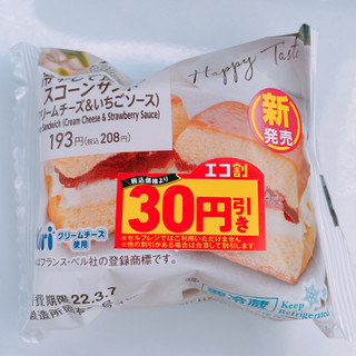 「ファミリーマート 冷やして食べるスコーンサンド クリームチーズ＆いちごソース」のクチコミ画像 by ぺりちゃんさん