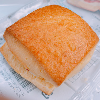 「ファミリーマート 冷やして食べるスコーンサンド クリームチーズ＆いちごソース」のクチコミ画像 by ぺりちゃんさん