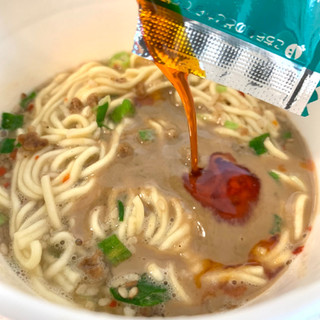 「エースコック タテ型 飲み干す一杯 贅沢担担麺 カップ103g」のクチコミ画像 by めりけんさん