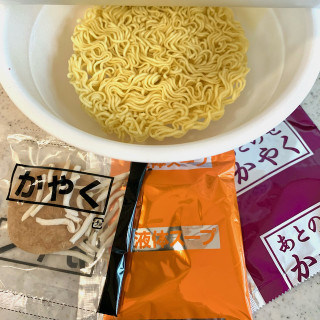 「寿がきや 銀座香味徳監修 鳥取ゴールド牛骨ラーメン カップ109g」のクチコミ画像 by めりけんさん