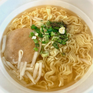 「寿がきや 銀座香味徳監修 鳥取ゴールド牛骨ラーメン カップ109g」のクチコミ画像 by めりけんさん