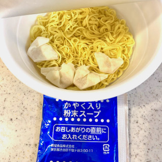 「明星食品 評判屋 重ねだしわんたん塩ラーメン カップ67g」のクチコミ画像 by めりけんさん