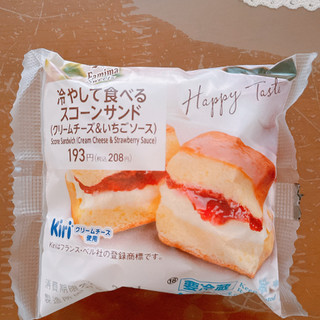 「ファミリーマート 冷やして食べるスコーンサンド クリームチーズ＆いちごソース」のクチコミ画像 by ボスレーさん