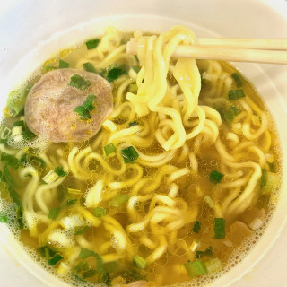 「エースコック 一度は食べたい名店の味 PREMIUM ぜんや 黄金色の塩ラーメン カップ101g」のクチコミ画像 by めりけんさん