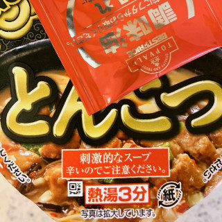 「トップバリュ 辛みのきいた濃厚とんこつスープ NOODLE 旨辛とんこつ 82g」のクチコミ画像 by めりけんさん