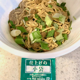 「サンヨー食品 KEN軒監修 濃厚魚介豚骨らぁ麺 カップ93g」のクチコミ画像 by めりけんさん