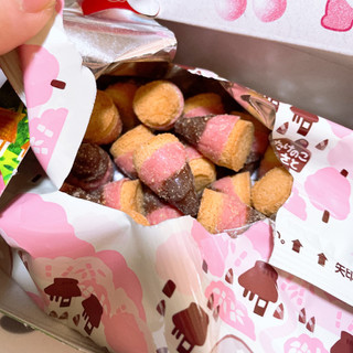 「明治 たけのこの里 いちご＆ショコラ 箱61g」のクチコミ画像 by ぺりちゃんさん