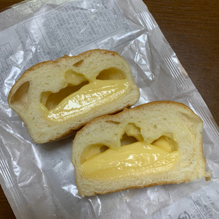 「YKベーキング しあわせ届けるなめらかチーズくりぃむぱん 袋1個」のクチコミ画像 by すずしろさん