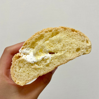 「デイリーヤマザキ バター香るこだわりのホイップメロンパン 袋1個」のクチコミ画像 by apricotさん