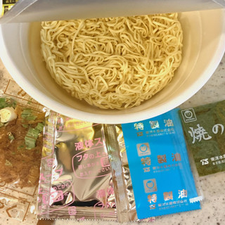 「セブン＆アイ セブンプレミアムゴールド 飯田商店 しょうゆらぁ麺 カップ129g」のクチコミ画像 by めりけんさん