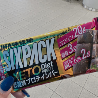 「UHA味覚糖 SIXPACK KETO Diet サポートプロテインバー ストロベリー味」のクチコミ画像 by 惰眠を貪るさん
