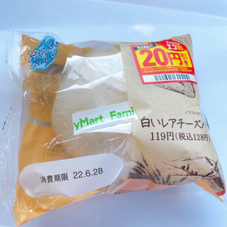 「ファミリーマート ファミマ・ベーカリー 白いレアチーズパン」のクチコミ画像 by ぺりちゃんさん