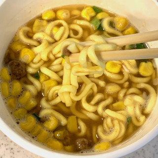 「サンヨー食品 味の時計台監修 味噌バター味 コーンラーメン 96g」のクチコミ画像 by めりけんさん