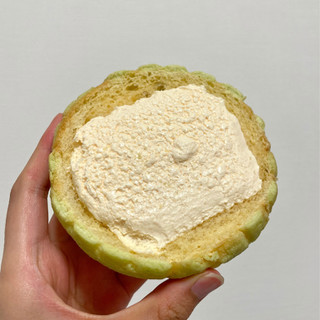 「セブン-イレブン 北海道産メロンのホイップメロンパン」のクチコミ画像 by apricotさん