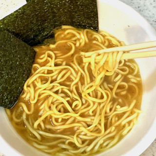 「日清食品 最高に面倒で、最高にうまいラーメン。家系豚骨醤油 172g」のクチコミ画像 by めりけんさん