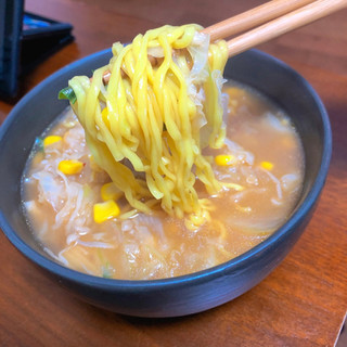 「エースコック タテ型 飲み干す一杯 味噌バター味ラーメン カップ67g」のクチコミ画像 by こつめかわうそさん