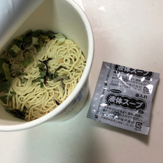 「エースコック タテ型 飲み干す一杯 博多 背脂とんこつラーメン カップ66g」のクチコミ画像 by こつめかわうそさん