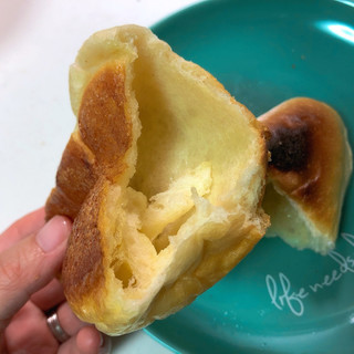 「デイリーヤマザキ デイリーホット 塩バターパン 1個」のクチコミ画像 by こつめかわうそさん