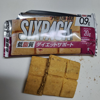 「UHA味覚糖 SIXPACK シックスパック プロテインバー 低脂質ダイエットサポート クランベリー味 1個」のクチコミ画像 by レビュアーさん